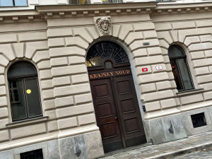 Muž se u soudu zpovídá z toho, že prodával klientům za peníze teprve čtrnáctiletou dívku na sex