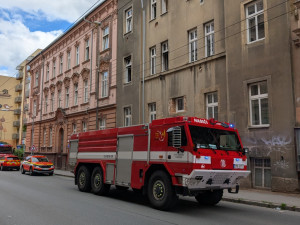 Kvůli požáru v centru města odpojily dopravní podniky trakční vedení trolejbusů